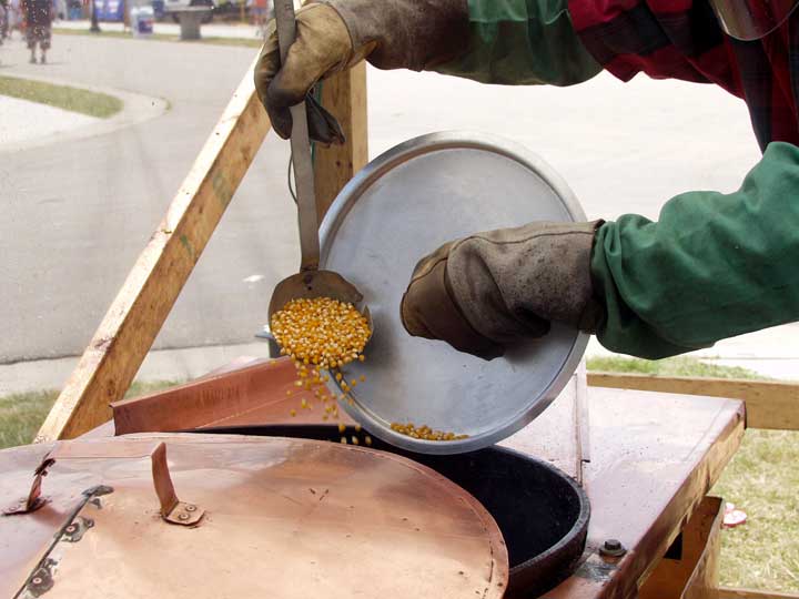 making kettle corn