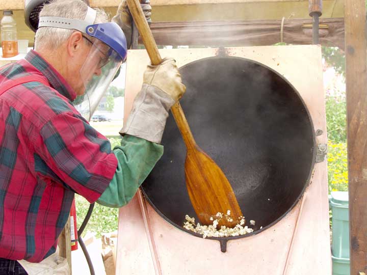 making kettle corn