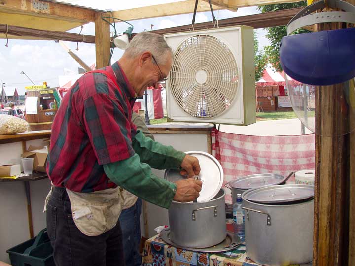 making kettle corn