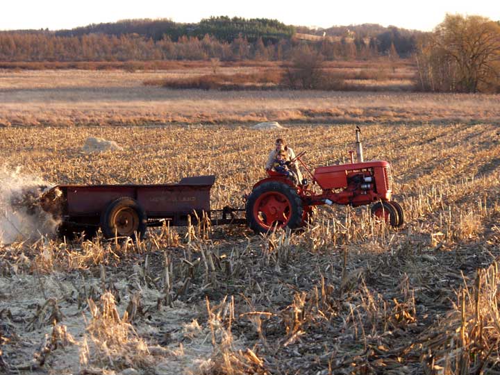 emptying manure spreader